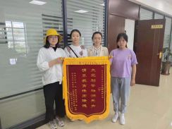 愛心助學(xué)，一路相隨。